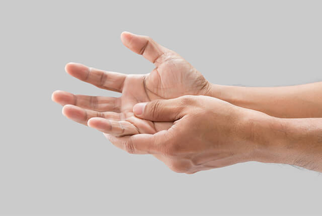 こわばっている手